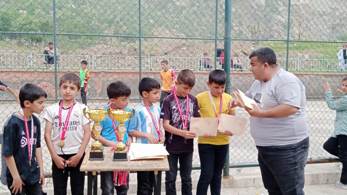 Bahar   Etkinlikleri kapsamında Kaymakam Çesme İlkokulu Müdürlüğü tarafından Futbol Turnuvası gerçekleştirdi. 